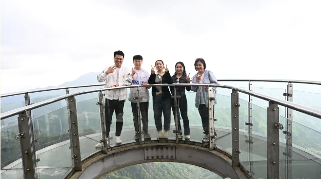 币游国际风管销售中心员工在安徽明堂山景区照片
