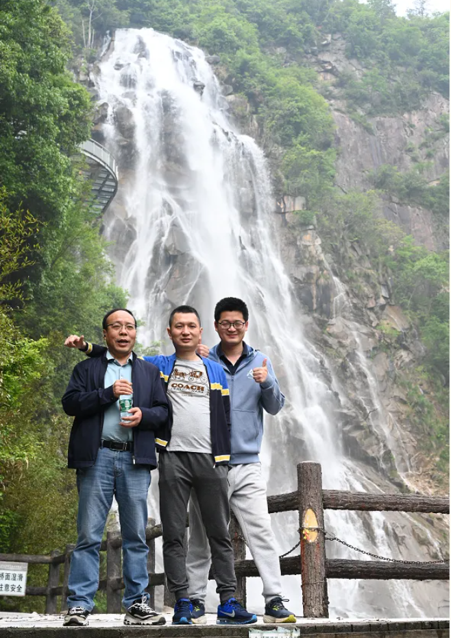 币游国际风管销售中心员工在安徽明堂山景区照片