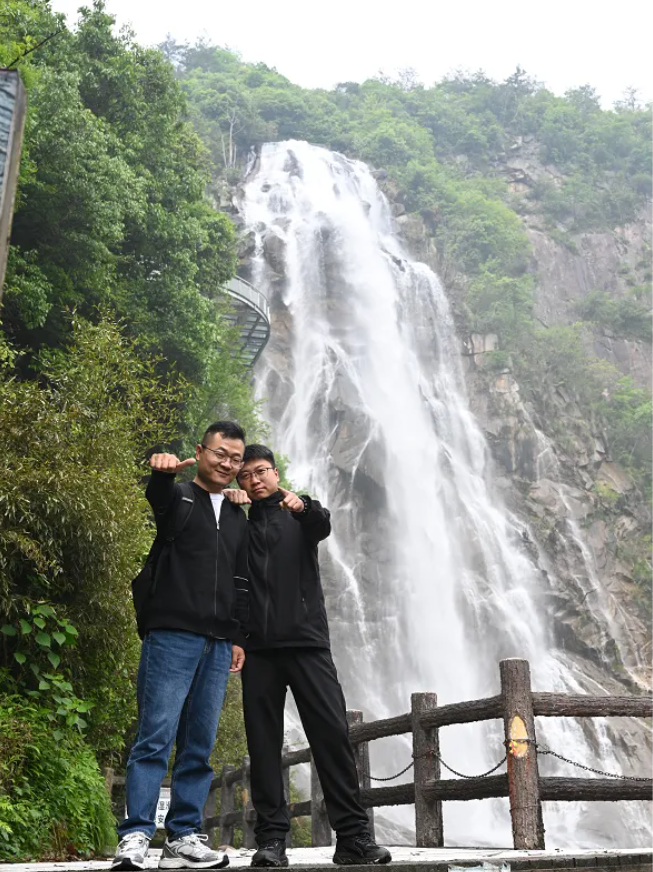币游国际风管销售中心员工在安徽明堂山景区照片